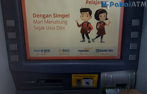 Masukkan kartu ATM Mandiri