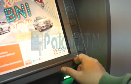 2. Masukkan Kartu ATM BNI ke Mesin ATM