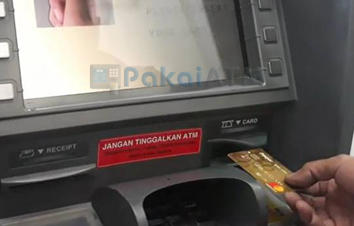 2. Masukkan Kartu ATM ke Mesin ATM