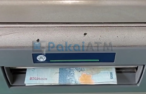 Ambil Uang Dari Mesin ATM