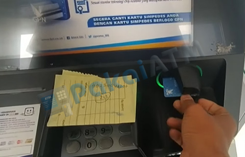 1. Masukkan Kartu ATM ke Mesin
