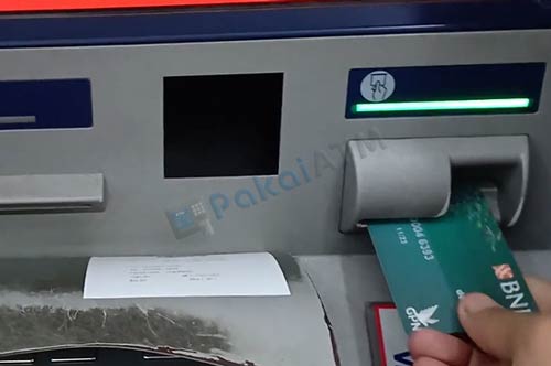 1. Masukkan Kartu ATM ke Mesin ATM