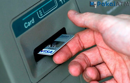 1. Kartu ATM Keluar Saat Transaksi