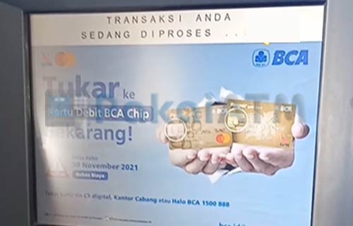 11. Tunggu Transaksi Tarik Tunai OVO di ATM BCA Diproses