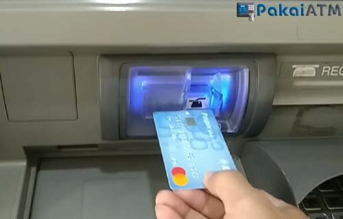 6. Masukkan Kartu ATM ke Mesin ATM BCA