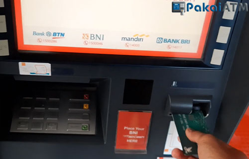 6. Masukkan Kartu Debet ke Mesin ATM